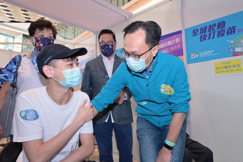 Following the provision of COVID-19 vaccination service at shopping malls in Kwun Tong and Lok Fu earlier, the Government's outreach vaccination team provided the BioNTech vaccination service to residents at a temporary vaccination area in a shopping mall in Yuen Long today (October 23). Photo shows the Secretary for the Civil Service, Mr Patrick Nip, (first right) chatting with a person who just received vaccination. Looking on is the President of the Chinese Manufacturers' Association of Hong Kong, Dr Allen Shi (second right).