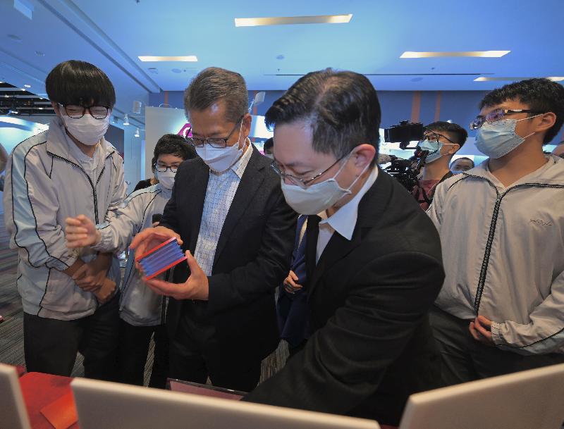 財政司司長陳茂波今日（十月二十三日）出席創新科技嘉年華2021。圖示陳茂波（右三）和創新及科技局局長薛永恒（右二）參觀展覽攤位。