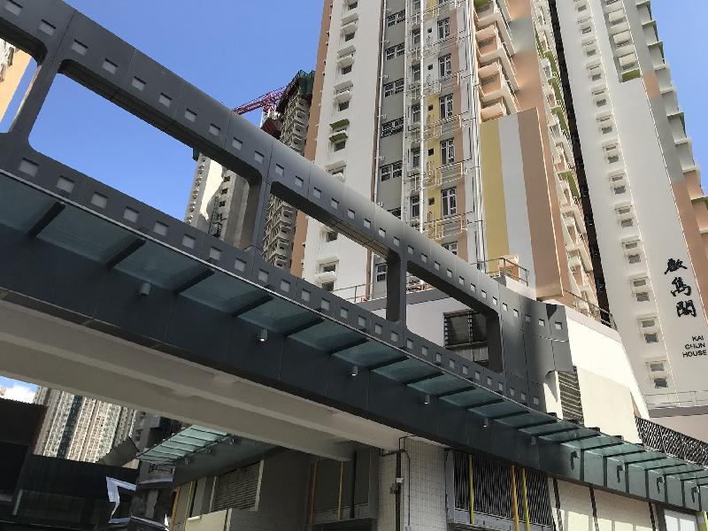 香港房屋委員會啟鑽苑第一期公共租住屋邨已經開始陸續入伙。連接啟宏閣和啟雋閣的行人天橋外牆設有電影菲林模樣的鋁飾板。