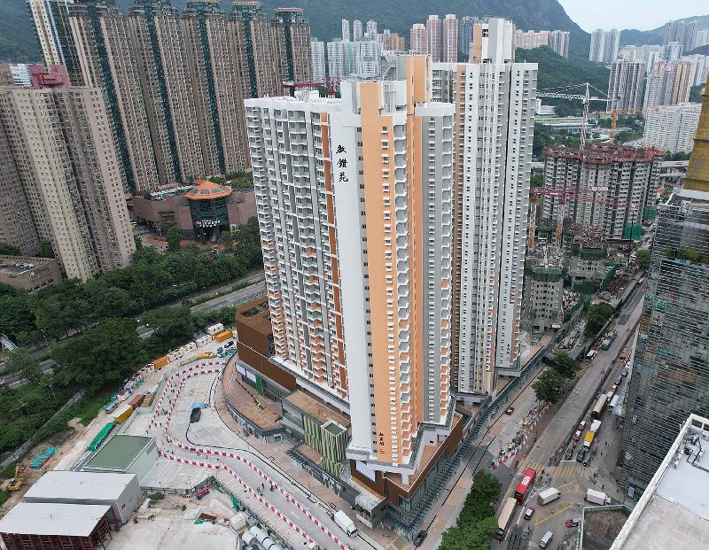 The Hong Kong Housing Authority has already started the intake of residents at Kai Chuen Court Phase 1 public rental housing (PRH) estate in phases. Kai Chuen Court Phase 1 PRH estate consists of two domestic blocks, namely Kai Wang House and Kai Chun House, which are 33 and 38 storeys respectively, providing a total of 1 018 PRH units for about 2 680 tenants.