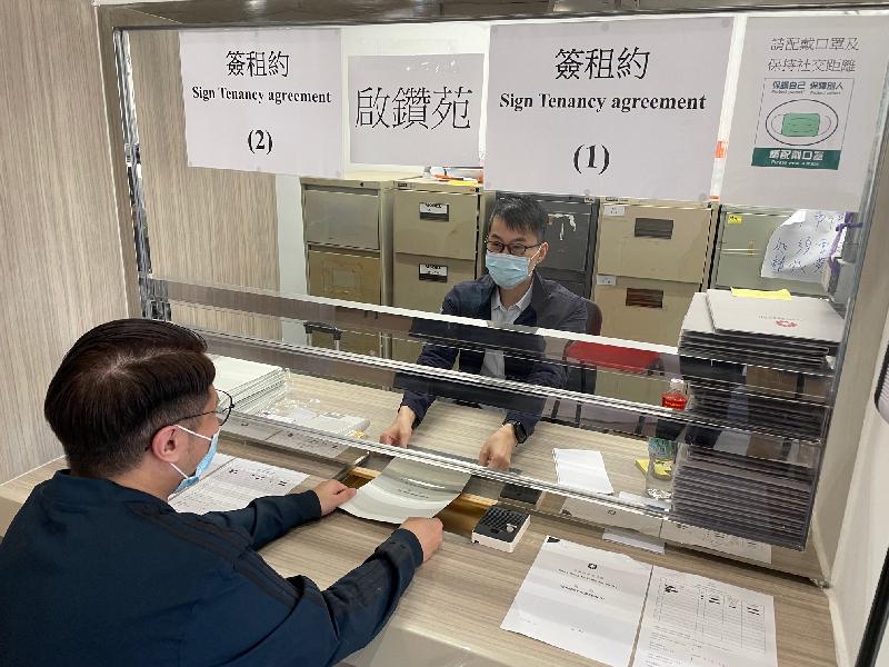The Hong Kong Housing Authority has already started the intake of residents at Kai Chuen Court Phase 1 public rental housing estate in phases. Photo shows a resident undergoing intake procedures.