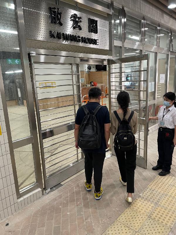 The Hong Kong Housing Authority has already started the intake of residents at Kai Chuen Court Phase 1 public rental housing estate in phases. Photo shows the intake of residents at Kai Wang House.