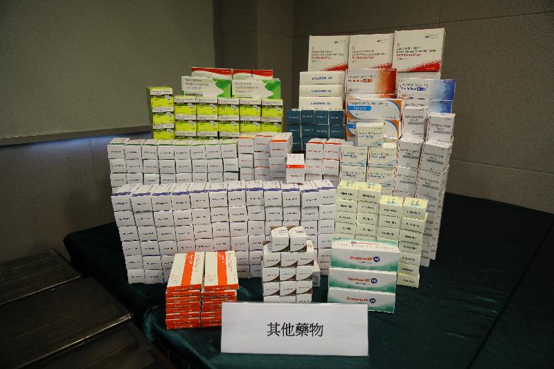 香港海關九月二十八日至十月五日分別在香港國際機場、紅磡和上環檢獲共約一百六十萬粒懷疑受管制藥物，估計市值約五千五百萬元，當中超過七成為受管制的壯陽產品。圖示部分檢獲的其他懷疑受管制藥物。