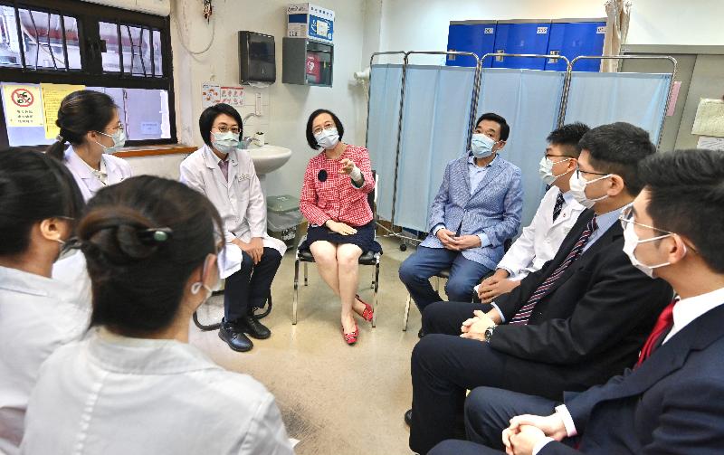 The Secretary for Food and Health, Professor Sophia Chan, visited the Chinese Medicine Clinic cum Training and Research Centre (CMCTR) in Central and Western District and the ward for integrated Chinese-Western medicine in-patient services located at Tung Wah Hospital today (October 25). Photo shows Professor Chan (centre), the Chairman of the Hospital Authority (HA), Mr Henry Fan (fourth right), and the Chief Executive of the HA, Dr Tony Ko (second right), meeting Chinese medicine practitioners at the CMCTR.