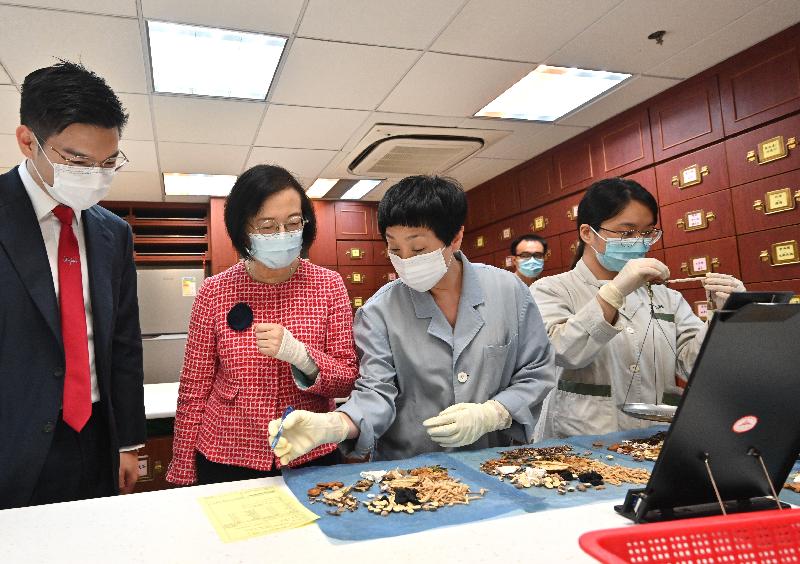 The Secretary for Food and Health, Professor Sophia Chan, visited the Chinese Medicine Clinic cum Training and Research Centre (CMCTR) in Central and Western District and the ward for integrated Chinese-Western medicine in-patient services located at Tung Wah Hospital today (October 25). Photo shows Professor Chan (second left) visiting the Chinese medicine pharmacy of the CMCTR. 