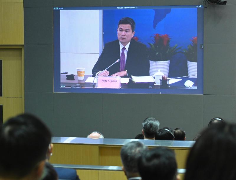 The Financial Services and the Treasury Bureau held a thematic sharing session on the development of the Mainland securities and futures markets at the Central Government Offices today (October 25). The Vice Chairman of the China Securities Regulatory Commission, Dr Fang Xinghai, was invited to introduce the recent measures to reform and open up the Mainland securities and futures markets and the future development direction via video conferencing during the sharing session.