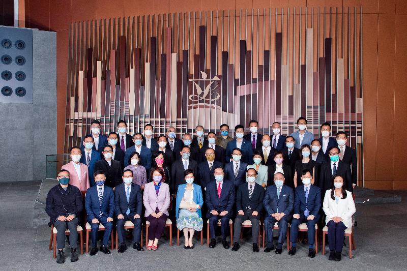 Prior to the End-of-term Dinner tonight (October 25), Members of the Legislative Council (LegCo) take a group photo with the Chief Executive, Mrs Carrie Lam at the Main Lobby of the LegCo Complex.
