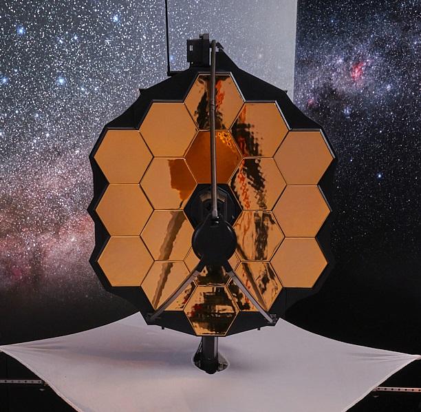 「銳眼探穹蒼──詹姆斯．韋布太空望遠鏡」展覽明日（十月二十七日）起在香港太空館舉行。圖示詹姆斯．韋布太空望遠鏡模型的主鏡，由十八塊六邊形鏡瓣組成。