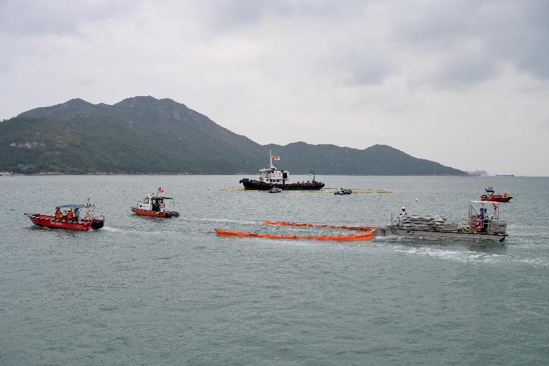 The annual marine pollution joint response exercises, code-named Oilex 2021 and Maritime Hazardous and Noxious Substances (HNS) 2021, were conducted by various government departments this morning (October 27) in the waters west of Lamma Island to test their marine pollution responses in the event of spillage of oil and HNS in Hong Kong waters. Photo shows an oil pollution combat team deploying floating booms as barrier to prevent the spill from spreading.