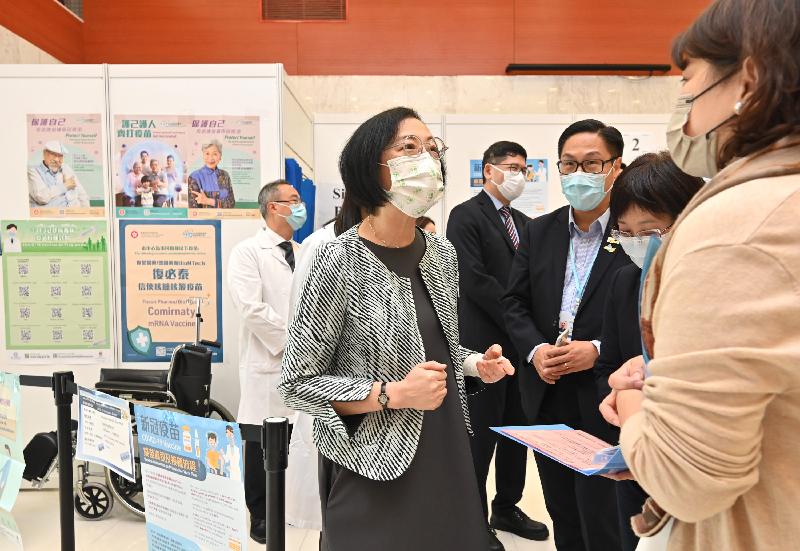 食物及衞生局局長陳肇始教授（左二）今日（十月二十七日）到訪東區尤德夫人那打素醫院的新冠疫苗接種站，了解接種站的運作。