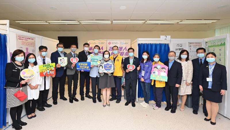 The Secretary for Food and Health, Professor Sophia Chan, visited the COVID-19 Vaccination Station in Tseung Kwan O Hospital today (October 27). Photo shows Professor Chan (eighth left); the Chairman of the Hospital Authority (HA), Mr Henry Fan (seventh left); the Chief Executive of the HA, Dr Tony Ko (sixth left); the Cluster Chief Executive (Kowloon East) of the HA, Dr Tom Kam-tim (seventh right); and staff of the station.