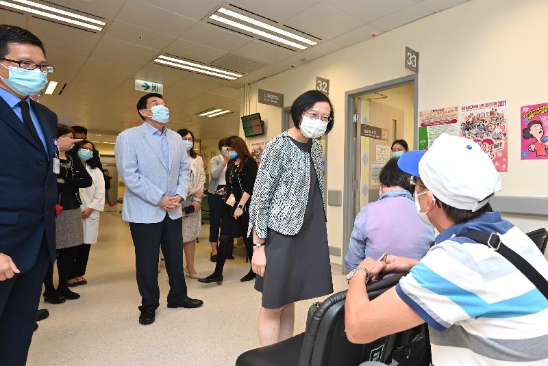 The Secretary for Food and Health, Professor Sophia Chan, visited Tseung Kwan O Hospital and inspected the seasonal influenza vaccination (SIV) service for members of the public today (October 27). Photo shows Professor Chan (centre) chatting with a member of the public waiting to receive SIV.