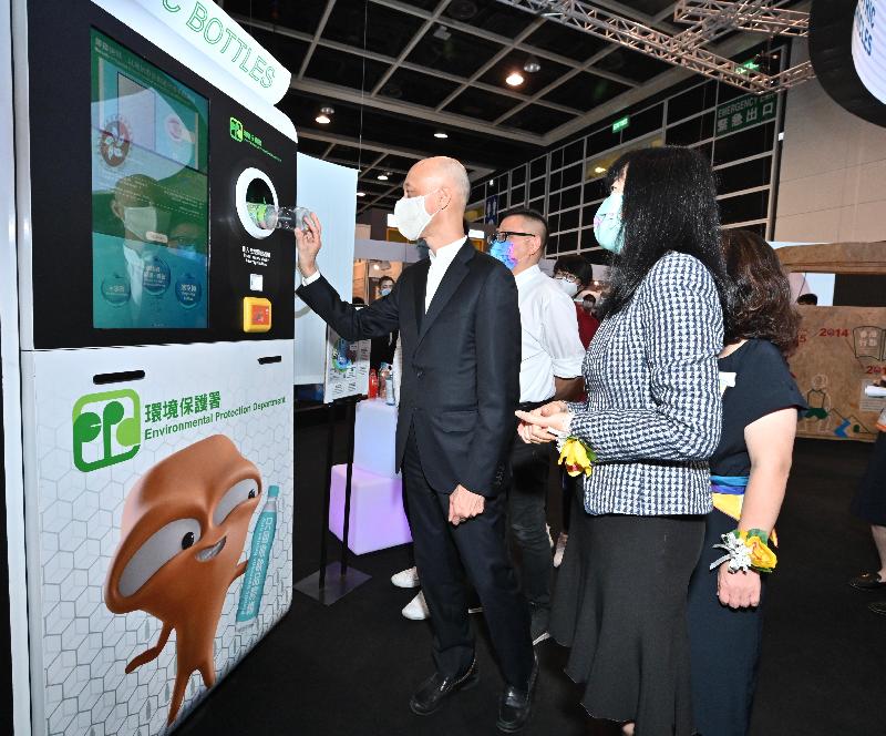 環境局局長黃錦星今日（十月二十七日）參觀第十六屆國際環保博覽，並在「資源循環」展區介紹回收塑膠飲料容器的「入樽機」。

