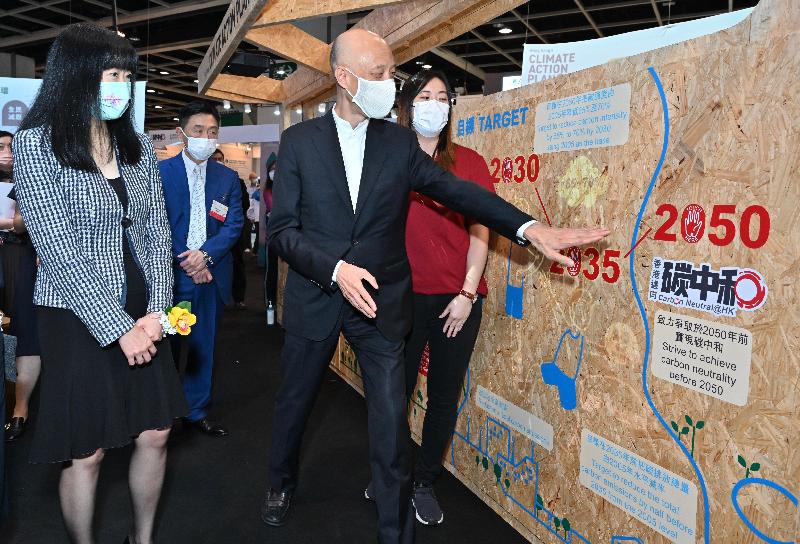 The Secretary for the Environment, Mr Wong Kam-sing (second right), visits the 16th Eco Expo Asia today (October 27) and tries out an interactive device demonstrating the achievements and targets of climate action in Hong Kong with the Executive Director of the Hong Kong Trade Development Council, Ms Margaret Fong (first left).
