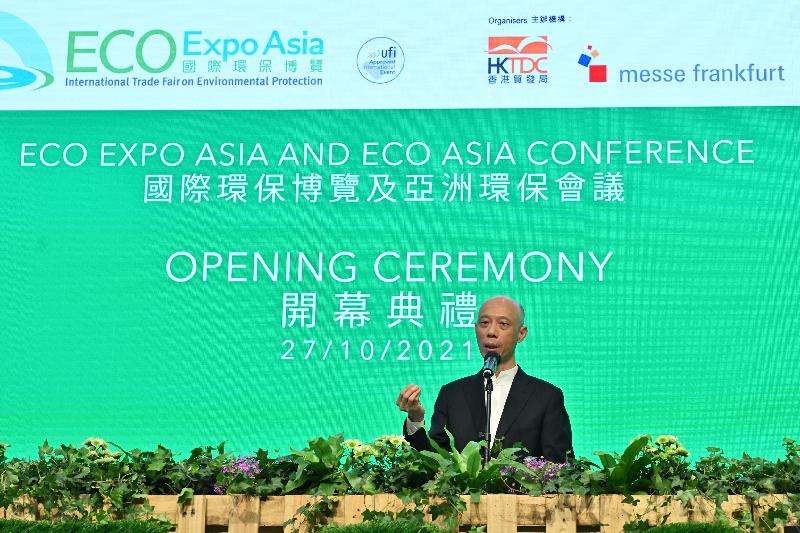 The Secretary for the Environment, Mr Wong Kam-sing, speaks at the opening ceremony of the 16th Eco Expo Asia today (October 27). 
