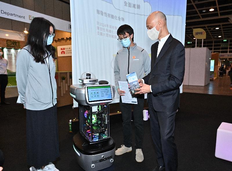 The Secretary for the Environment, Mr Wong Kam-sing, visits the 16th Eco Expo Asia today (October 27) and observes a robot introducing measures to improve air quality drawn up by the Clean Air Plan for Hong Kong 2035.