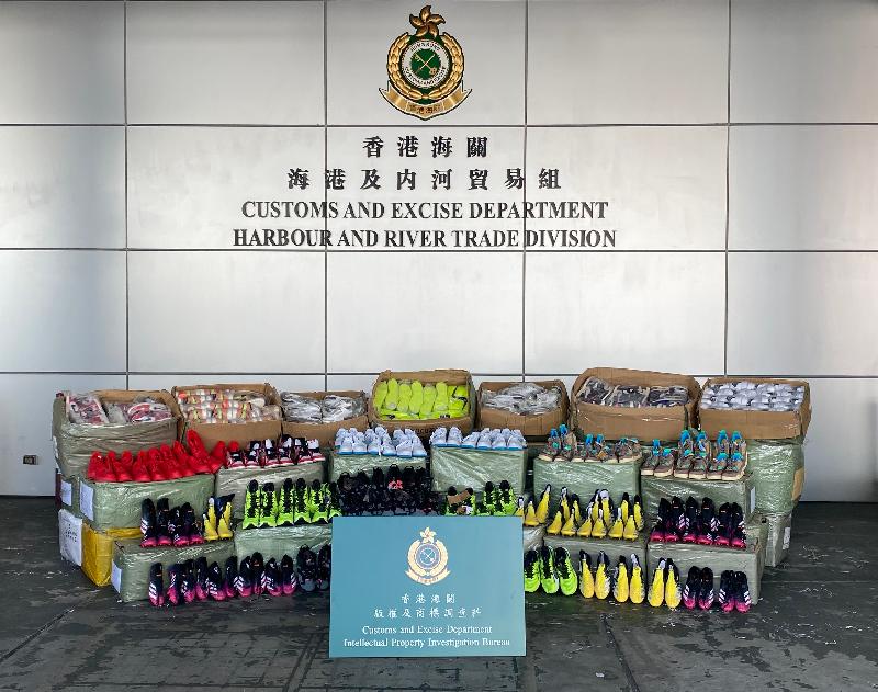 香港海关十月十八和二十五日在屯门内河码头检获共约三万二千件怀疑冒牌及走私货物，估计市值约六百三十万元。图示部分检获的怀疑冒牌及走私运动鞋。