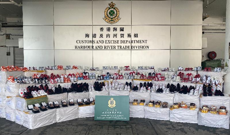 香港海关十月十八和二十五日在屯门内河码头检获共约三万二千件怀疑冒牌及走私货物，估计市值约六百三十万元。图示部分检获的怀疑冒牌及走私运动鞋和皮带。