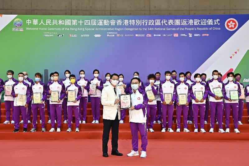 The Deputy Head of the Hong Kong Special Administrative Region Delegation to the 14th National Games of the People's Republic of China and the Director of Leisure and Cultural Services, Mr Vincent Liu, officiated at the welcome home ceremony for the Delegation at the Che Kung Temple Sports Centre today (October 28). Photo shows Mr Liu (first row, left) presenting a certificate of commendation to the Hong Kong table tennis athlete, Lui Ka-man, Raymond (first row, right).
