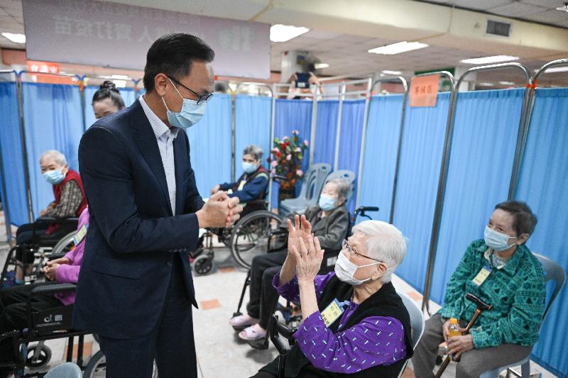 The Secretary for the Civil Service, Mr Patrick Nip, today (October 28) visited a residential care home for the elderly (RCHE) in To Kwa Wan to view the administering of a COVID-19 vaccine to residents of the RCHE by visiting medical officers. Photo shows Mr Nip (first left) encouraging residents of the RCHE to get vaccinated as early as possible for self-protection.