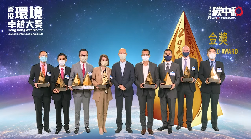 The 2020 Hong Kong Awards for Environmental Excellence (HKAEE) and Hong Kong Green Organisation Certification Presentation Ceremony is held at the Hong Kong Convention and Exhibition Centre today (October 28). Picture shows the Secretary for the Environment, Mr Wong Kam-sing (centre), being pictured with representatives of some winning organisations of the HKAEE Gold Award.