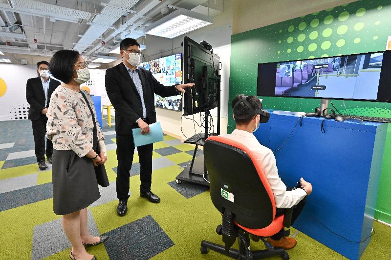 During her visit to the IT Innovation Lab of the Hospital Authority (HA) today (October 28), the Secretary for Food and Health, Professor Sophia Chan (first left), receives a briefing by the Chief Executive of the HA, Dr Tony Ko (second left), on the achievement of the HA in developing smart hospitals. 