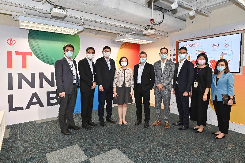 The Secretary for Food and Health, Professor Sophia Chan (fourth left), is pictured with the Permanent Secretary for Food and Health (Health), Mr Thomas Chan (fifth left), the Chief Executive of the Hospital Authority (HA), Dr Tony Ko (third left), and the staff of the IT Innovation Lab during her visit to innovation laboratories of the HA today (October 28).