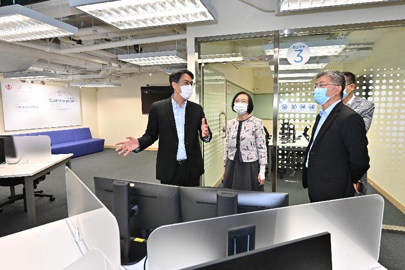 The Secretary for Food and Health, Professor Sophia Chan, visited innovation laboratories of the Hospital Authority (HA) today (October 28). Photo shows Professor Chan (second left), and the Permanent Secretary for Food and Health (Health), Mr Thomas Chan (first right), touring the Data Collaboration Lab and the AI Lab to get a grasp of the HA's work and plans on healthcare data analysis.