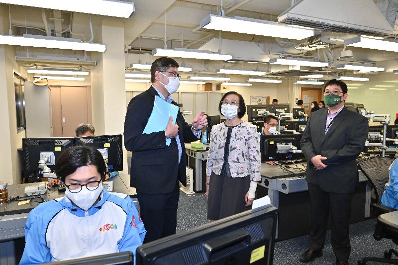 Accompanied by the Chief Executive of the Hospital Authority (HA), Dr Tony Ko (third right), the Secretary for Food and Health, Professor Sophia Chan (second right), visited the IT Innovation Lab today (October 28) to learn more about the HA’s achievements in developing smart hospitals.