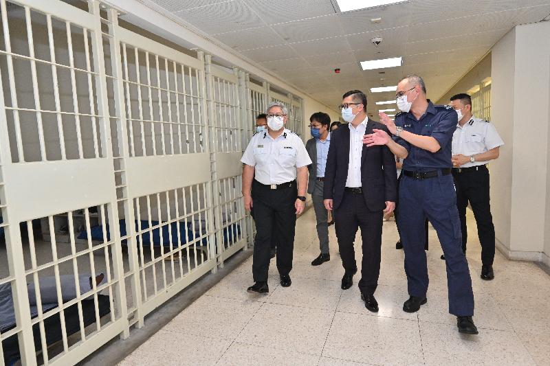 The Secretary for Security, Mr Tang Ping-keung, inspected the Castle Peak Bay Immigration Centre today (October 28) to learn more about its facilities and operation. Photo shows Mr Tang (centre), accompanied by the Director of Immigration, Mr Au Ka-wang (left), inspecting detention facilities. 