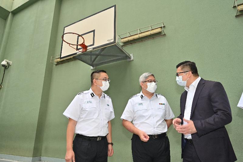 The Secretary for Security, Mr Tang Ping-keung, inspected the Castle Peak Bay Immigration Centre today (October 28) to learn more about its facilities and operation. Photo shows Mr Tang (right), accompanied by the Director of Immigration, Mr Au Ka-wang (centre), being briefed on the daily routine of detainees by the personnel of the Immigration Department.
