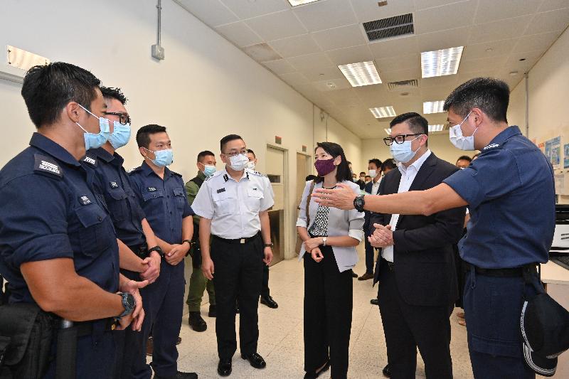 The Secretary for Security, Mr Tang Ping-keung, inspected the Castle Peak Bay Immigration Centre today (October 28) to learn more about its facilities and operation. Photo shows Mr Tang (second right) and the Permanent Secretary for Security, Ms Carol Yip (third right), exchanging views with personnel of the Immigration Department.