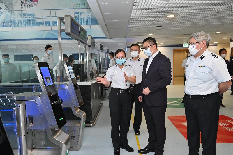 The Secretary for Security, Mr Tang Ping-keung, inspected the Immigration Service Institute of Training and Development today (October 28) to learn more about its facilities and operation. Photo shows Mr Tang (second right), accompanied by the Director of Immigration, Mr Au Ka-wang (first right), inspecting the Mock Immigration Clearance Hall there.