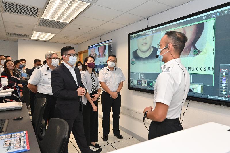 The Secretary for Security, Mr Tang Ping-keung, inspected the Immigration Service Institute of Training and Development today (October 28) to learn more about its facilities and operation. Photo shows Mr Tang (fourth right) and the Permanent Secretary for Security, Ms Carol Yip (third right), accompanied by the Director of Immigration, Mr Au Ka-wang (fifth right), being briefed on how to identify the authenticity of travel documents by an officer of the Immigration Department. 