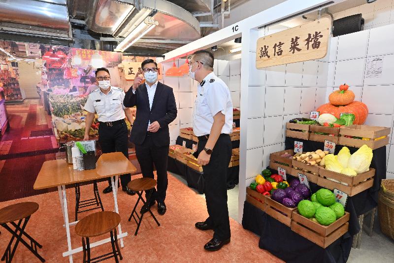 The Secretary for Security, Mr Tang Ping-keung, inspected the Immigration Service Institute of Training and Development today (October 28) to learn more about its facilities and operation. Photo shows Mr Tang (centre) visiting the Simulated Training Venue there.
