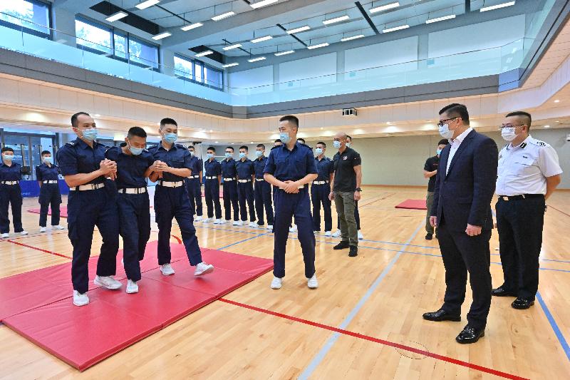 The Secretary for Security, Mr Tang Ping-keung, inspected the Immigration Service Institute of Training and Development today (October 28) to learn more about its facilities and operation. Photos shows Mr Tang (second right) viewing a demonstration of resistance control training there.
