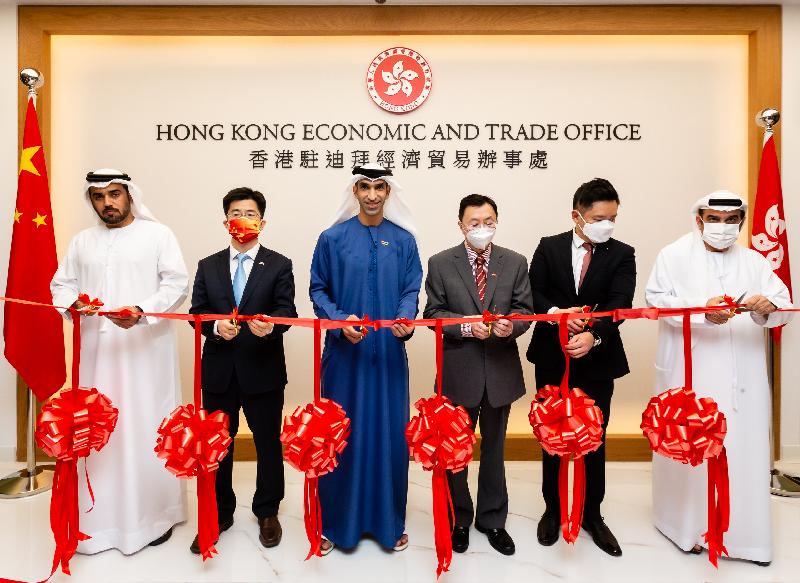 The Hong Kong Economic and Trade Office in Dubai held its opening ceremony today (October 28). Photo shows (from left) the Deputy Director of the Dubai Office of the United Arab Emirates' Ministry of Foreign Affairs and International Cooperation, Mr Rashid Abdulla Al Qaseer; the Consul General of the People's Republic of China in Dubai, Mr Li Xuhang; the Minister of State for Foreign Trade of the United Arab Emirates, Dr Thani bin Ahmed Al Zeyoudi; the Ambassador Extraordinary and Plenipotentiary of the People's Republic of China to the United Arab Emirates, Mr Ni Jian; the Director-General of the Hong Kong Economic and Trade Office in Dubai, Mr Damian Lee; and the Assistant Director-General of the Dubai Department of Economic Development, Mr Khalid Ibrahim Al Kassim, officiating at the ribbon-cutting ceremony.