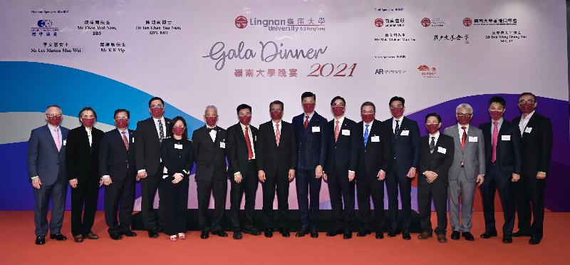 The Financial Secretary, Mr Paul Chan, attended the Lingnan University (LU) Gala Dinner 2021 today (October 28). Photo shows (from seventh left) the President of LU, Professor Leonard Cheng; Mr Chan; the Chairman of the Council of LU, Mr Andrew Yao; the Deputy Chairman of the Council of LU, Mr Augustine Wong, and other guests at the Gala Dinner.