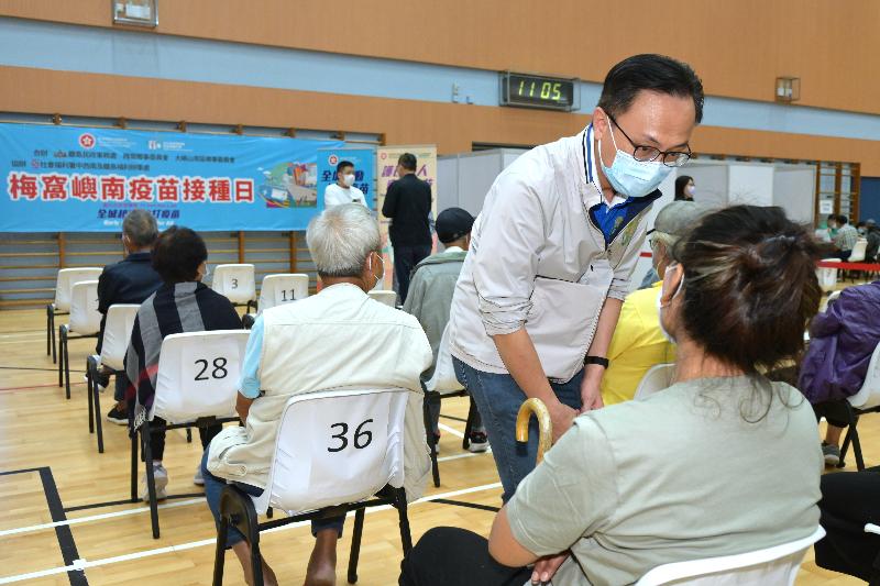 The Government's outreach COVID-19 vaccination team went to Islands District today (October 30) to serve residents in Mui Wo and Peng Chau. Photo shows the Secretary for the Civil Service, Mr Patrick Nip, chatting with a member of the public in the vaccination activity in Mui Wo Sports Centre to encourage her to get vaccinated as soon as possible. 

