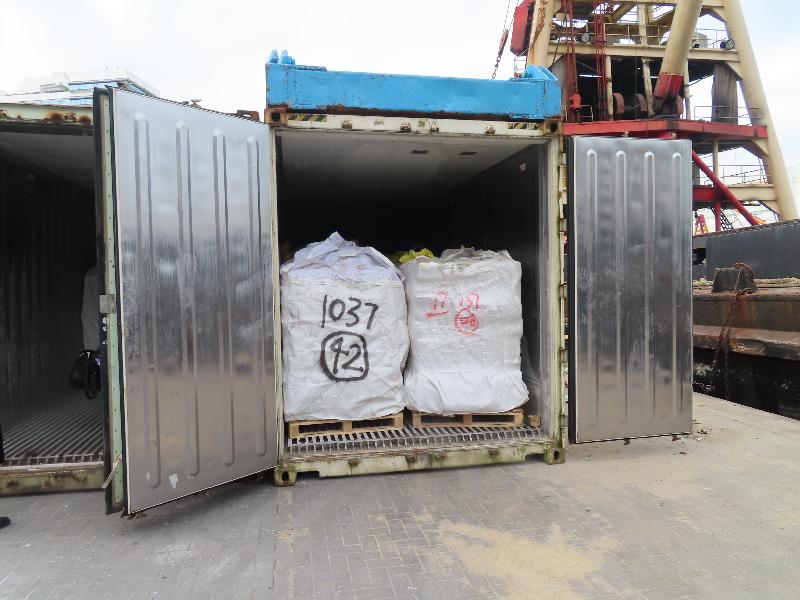 In a joint operation with the Police yesterday (October 29) and today (October 30), the Food and Environmental Hygiene Department seized about 26 000 kilograms of suspected smuggled frozen food in Public Cargo Working Area of Chai Wan. Photo shows some of the frozen beef and offals seized.