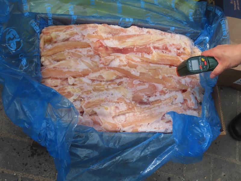 In a joint operation with the Police yesterday (October 29) and today (October 30), the Food and Environmental Hygiene Department seized about 26 000 kilograms of suspected smuggled frozen food in Public Cargo Working Area of Chai Wan. Photo shows some of the frozen beef and offals seized.