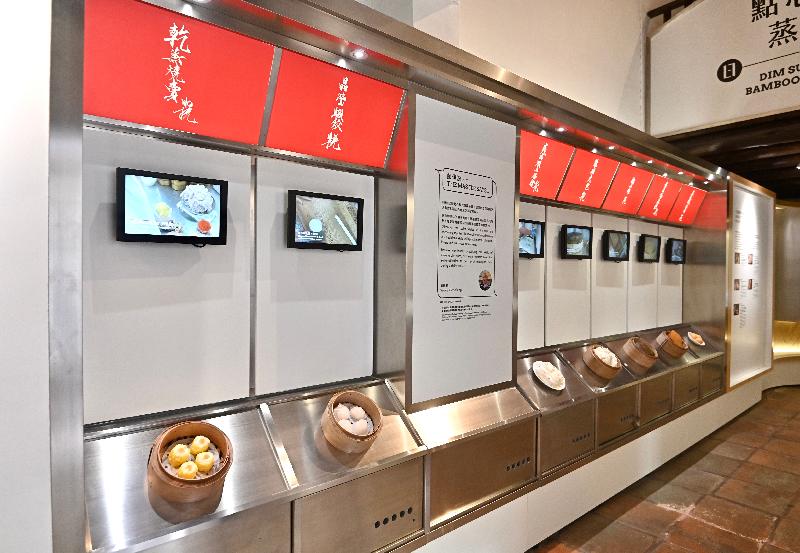 「循聲覓道──香港非物質文化遺產」展覽系列明日（十一月三日）起在香港非物質文化遺產中心舉行。圖示燒賣、蝦餃等點心模型，以及介紹各式點心製作技藝的短片。