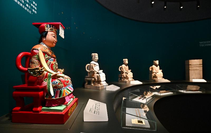 「循聲覓道──香港非物質文化遺產」展覽系列明日（十一月三日）起在香港非物質文化遺產中心舉行。圖示木雕神像的製作步驟。
