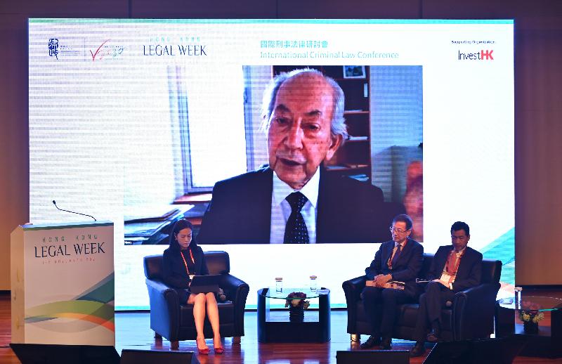 At the International Criminal Law Conference under Hong Kong Legal Week 2021 held today (November 2), four topics had been chosen for discussion. Photo shows Deputy Director of Public Prosecution Ms Vinci Lam, SC (first left), Mr Benjamin Yu, SC (second right), and Mr Johnny Mok, SC (first right) on the stage exchanging views via video conference with former Permanent Judge of the Court of Final Appeal Mr Henry Litton (second left) on human rights considerations in the criminal law context at the first discussion panel.