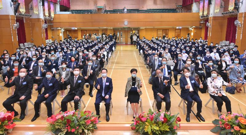 行政长官林郑月娥今日（十一月二日）出席香港科技创新教育联盟成立三周年庆典暨2021年科创大讲堂启动仪式。图示林郑月娥（前排右四）和出席嘉宾及师生合照。