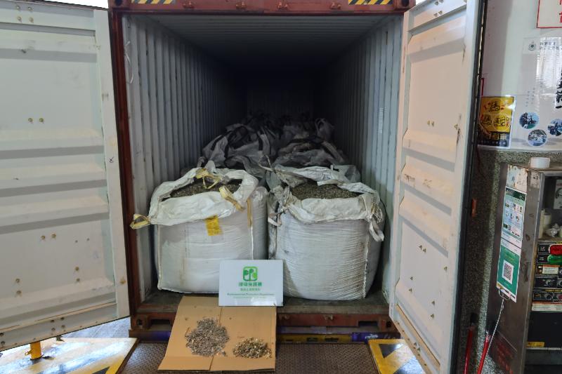 環境保護署於二○二一年四月堵截一宗從馬來西亞非法進口受污染鋁碎料個案。圖示其中一個截獲載有受污染鋁碎料的海運貨櫃。