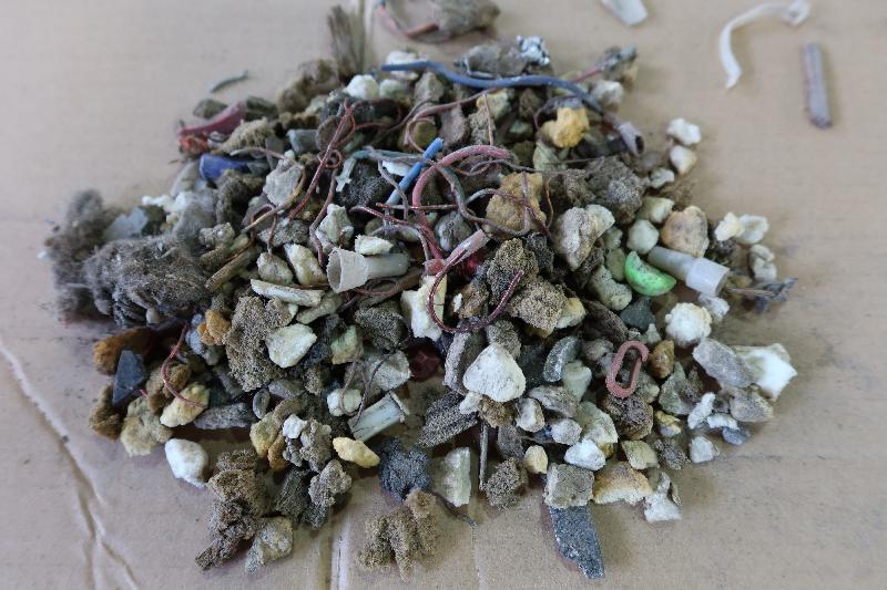 环境保护署于二○二一年四月堵截一宗从马来西亚非法进口受污染铝碎料个案。图示部分截获的受污染铝碎料及当中的夹杂物（如废塑胶、废电线及废海绵等）。
