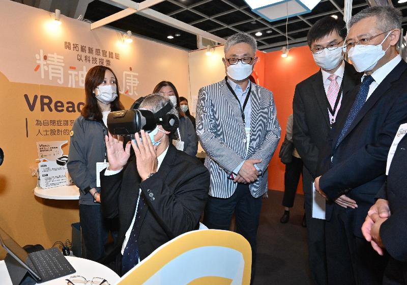 The Secretary for Labour and Welfare, Dr Law Chi-kwong, today (November 3) officiated at the opening ceremony of the Gerontech and Innovation Expo cum Summit 2021 jointly hosted by the Government and the Hong Kong Council of Social Service. Photo shows Dr Law (first left) in a virtual reality experiential programme to understand more about persons in recovery at the booth of the New Life Psychiatric Rehabilitation Association.