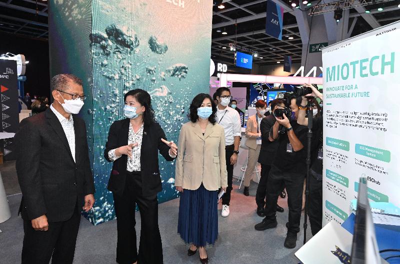 The Financial Secretary, Mr Paul Chan, attended Hong Kong FinTech Week 2021 this morning (November 3). Photo shows Mr Chan (first left) and the Permanent Secretary for Financial Services and the Treasury (Financial Services), Ms Salina Yan (third left), visiting an exhibition booth.