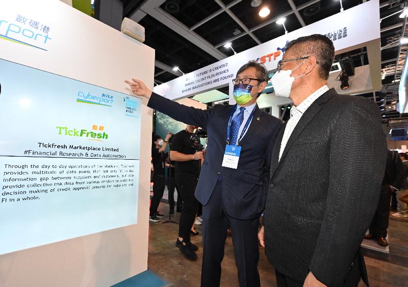 The Financial Secretary, Mr Paul Chan, attended Hong Kong FinTech Week 2021 this morning (November 3). Photo shows Mr Chan (first right) visiting an exhibition booth.